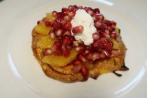 Tortilla belegt mit Orangenfilets und Granatapfelkernen