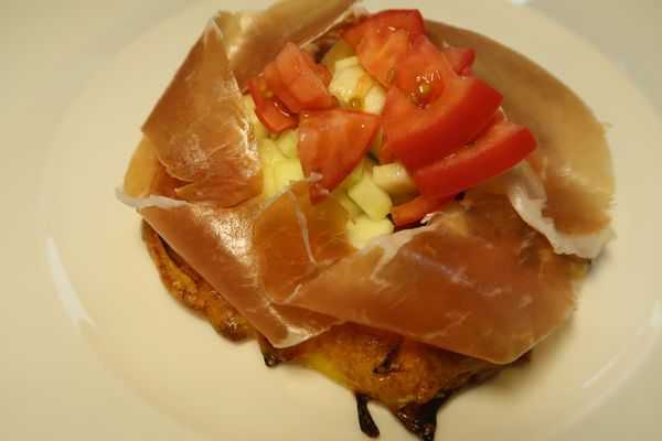 Tortilla belegt mit San Daniele Schinken Gurken und Tomaten