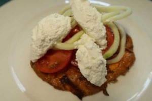 Tortilla belegt mit Tomaten Gurken und Ricottanocken