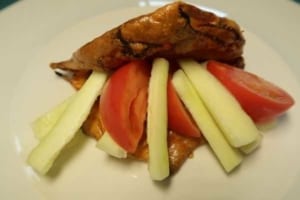 Tortilla gefüllt mit Gurke und Tomate