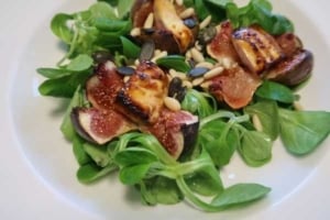 Überbackene Feigen auf Nüsslisalat