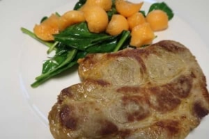 Lauwarmer Spinat mit Melone und Schweinshalssteak