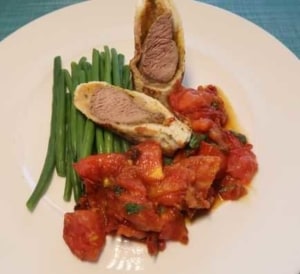 Lammfilet im Toastbrotmantel mit Bohnen und Tomaten