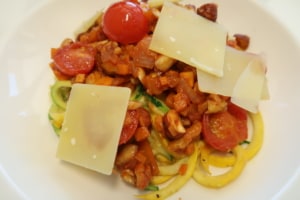 Nusssblognese mit Zucchettinudeln