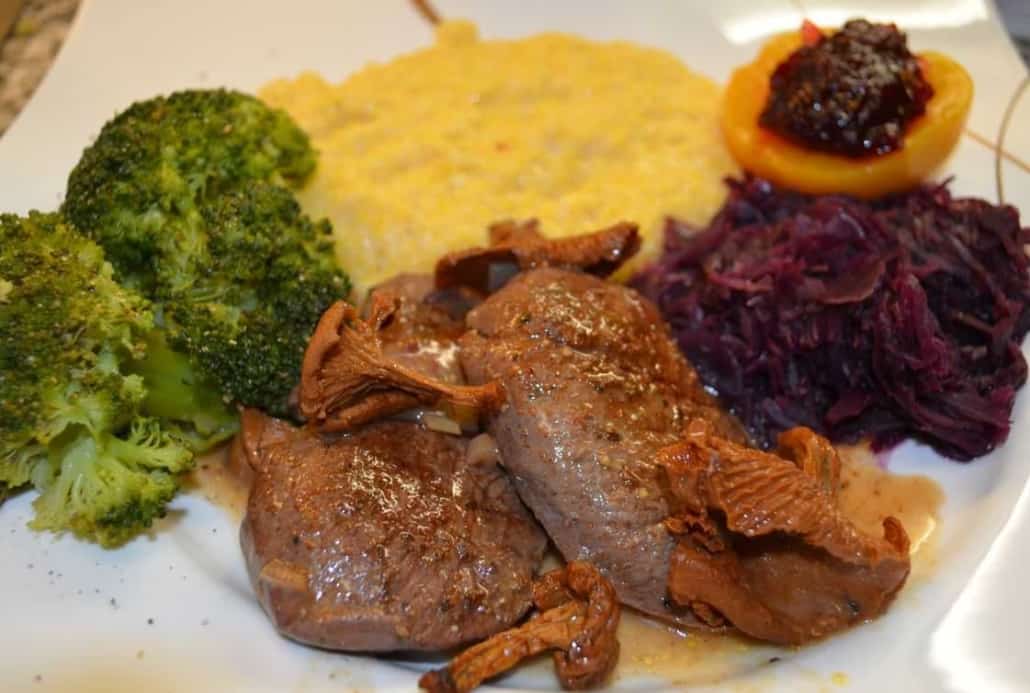 Rehschnitzel an Pilzsauce mit Rotkraut, Broccoli und Bramata - weight ...