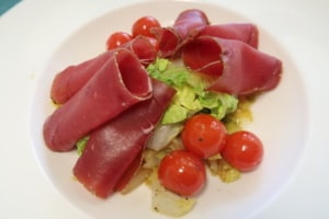 Herbstsalat mit Bündnerfleisch Tomaten
