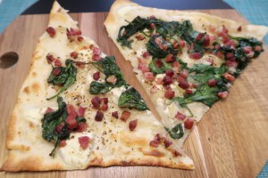 Flammkuchen mit Spinat und Speck