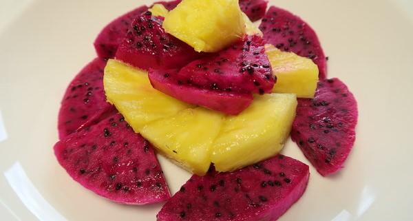 Fruchtsalat mit Pitahaia rot und Ananas