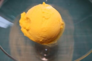 Gelbes Menue Mangosorbet