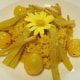 Gelbes Meune Safranrisotto mit gelben Tomaten und gelben Randen