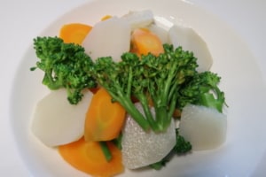 Gemüseteller mit Topinambur Karotten und Broccoli