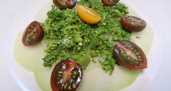 Kohlrabicarpaccio mit Broccoli und Tomaten