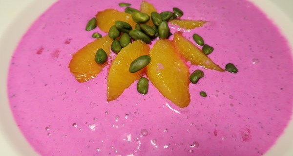 Pitahayacreme mit Orangenfilets und Pistazien