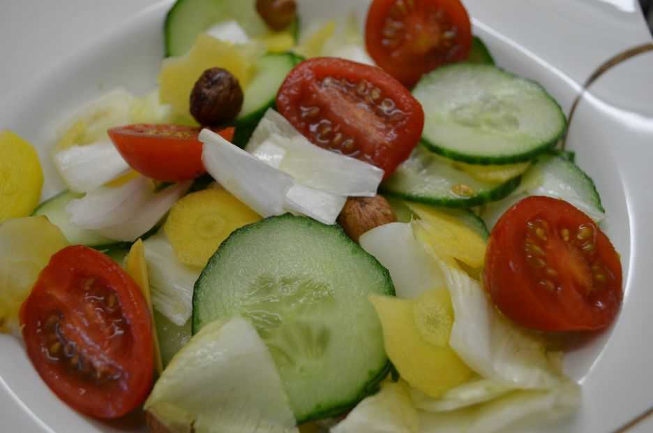 Detox: Bunter Chicorée Salat mit Haselnüssen - weight-fighters.com