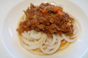 Kohlrabispaghetti mit Sauce Bolognese