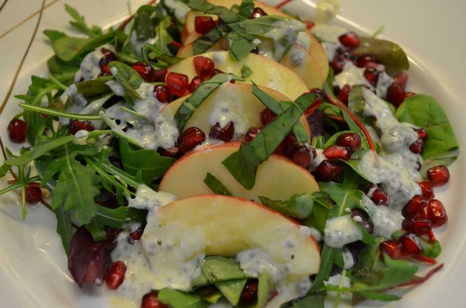Detox: Salat mit Apfel und Granatapfel an Joghurt Dressing mit Chia ...