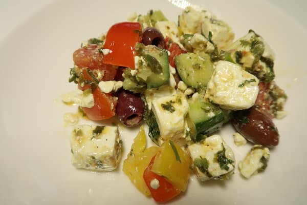 Griechischer Salat mit Gurken Tomaten und Oliven