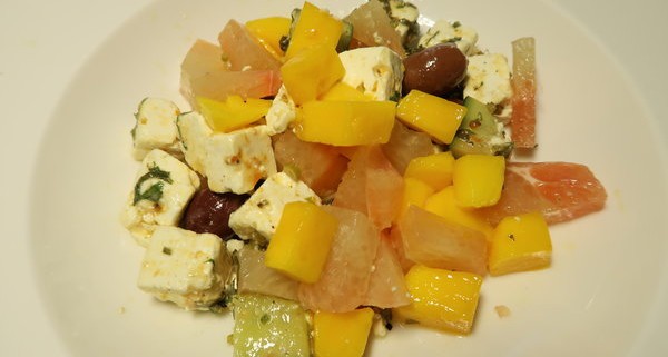 Griechischer Salat mit Mango Pomelo Gurken und Oliven