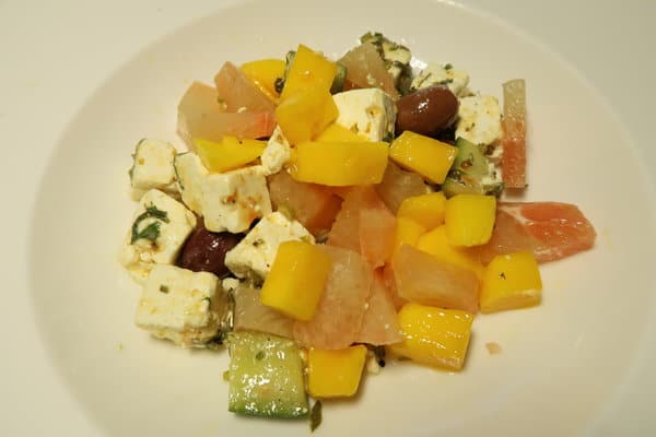 Griechischer Salat mit Mango Pomelo Gurken und Oliven