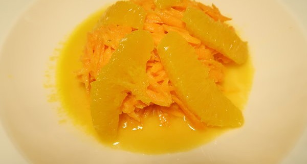Oranges Menue Karottensalat mit Orangen