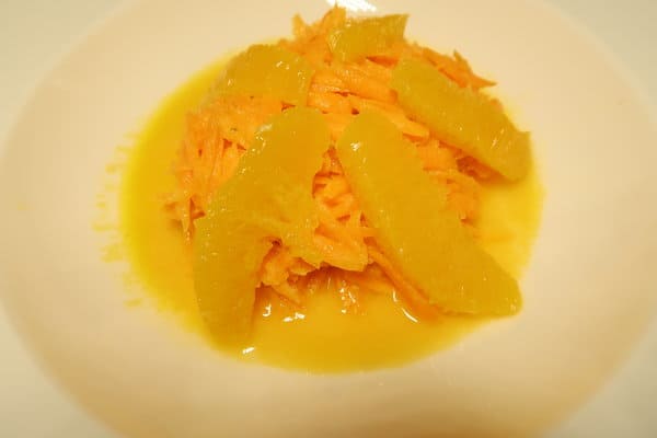 Oranges Menue Karottensalat mit Orangen