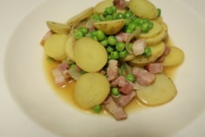 Allerlei mit Kartoffeln Erbsen und Speck