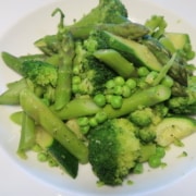 Gemüseteller mit Spargeln Broccoli Erbsen und Zucchetti