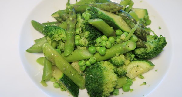 Gemüseteller mit Spargeln Broccoli Erbsen und Zucchetti