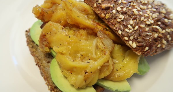 Jackfruit mit Avocado und Vitaminbrötchen