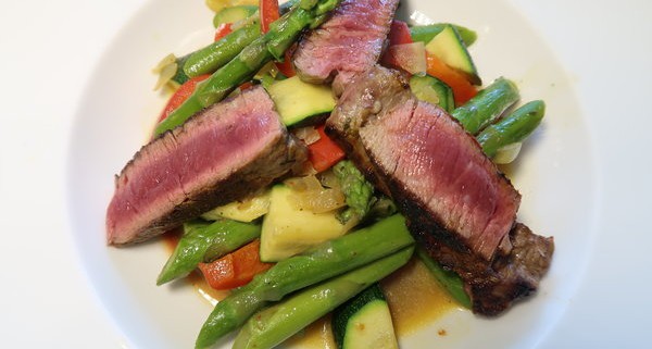 Rindsfilet mit Spargeln Broccoli Zucchetti und Paprika