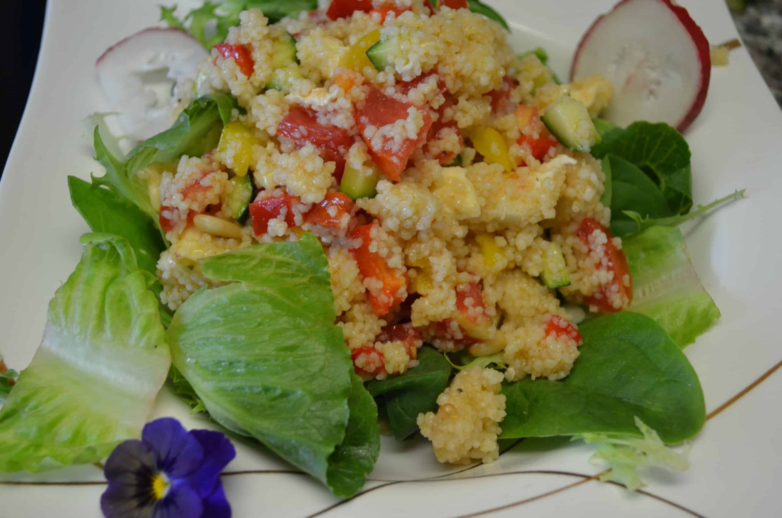Couscous Salat mit Pinienkernen und Mozzarella - weight-fighters.com