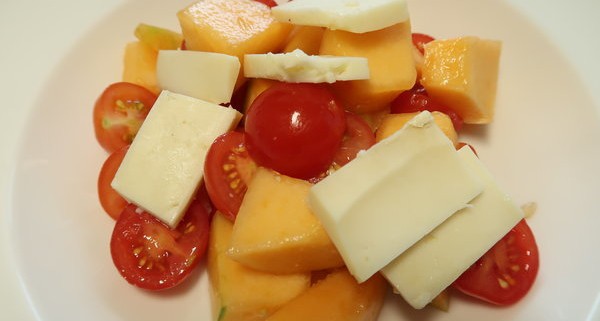 Tomaten Melonen Taleggio Salat