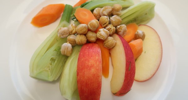 Fenchel Karotten Apfel Salat mit gerösteten Kichererbsen