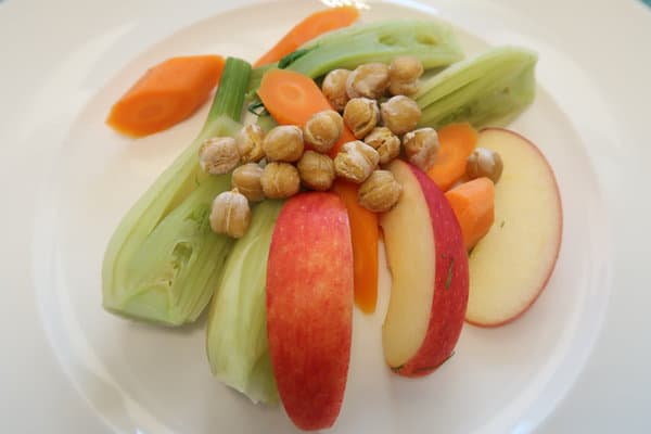 Fenchel Karotten Apfel Salat mit gerösteten Kichererbsen