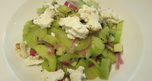 Gurken Kiwi Salat mit Frischkäse - weight-fighters.com