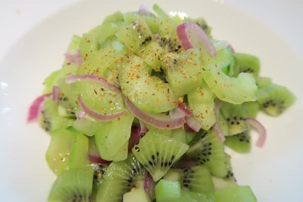 Pikanter Gruken Kiwi Salat mit roten Zwiebeln
