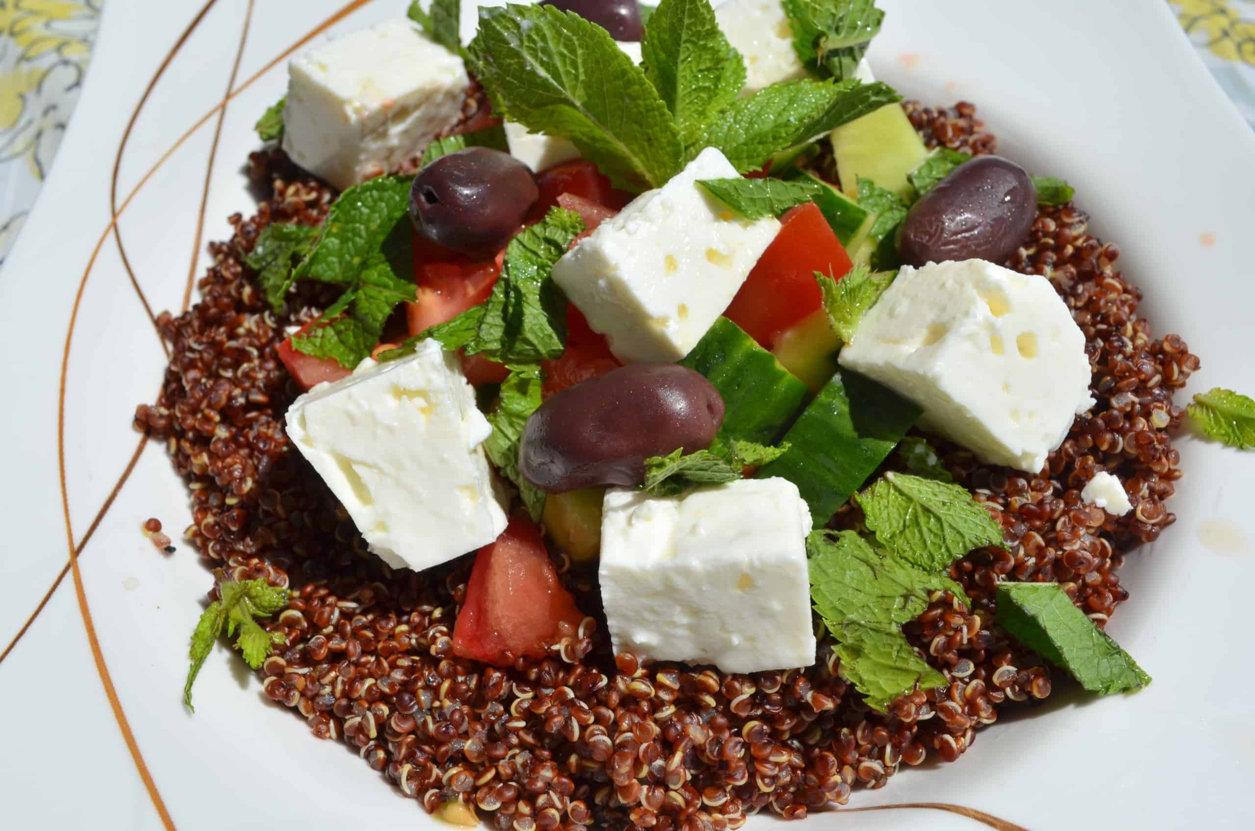 Quinoa Salat mit Feta, Tomaten, Gurke, Oliven und Minze - weight ...