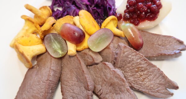 Rehschnitzel mit Rotkraut Eierwchwämmli und Trauben