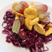 Rotkohlsalat mit Eierschwämmli und Trauben