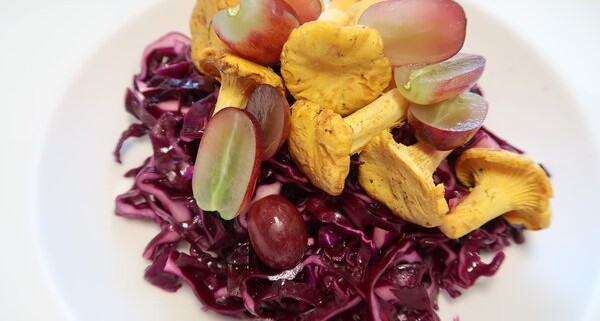 Rotkohlsalat mit Eierschwämmli und Trauben