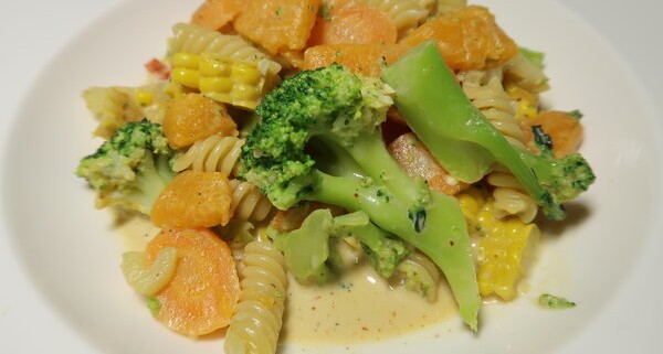 Teigwahren mit Fenchel Broccolie Kürbis und Mais