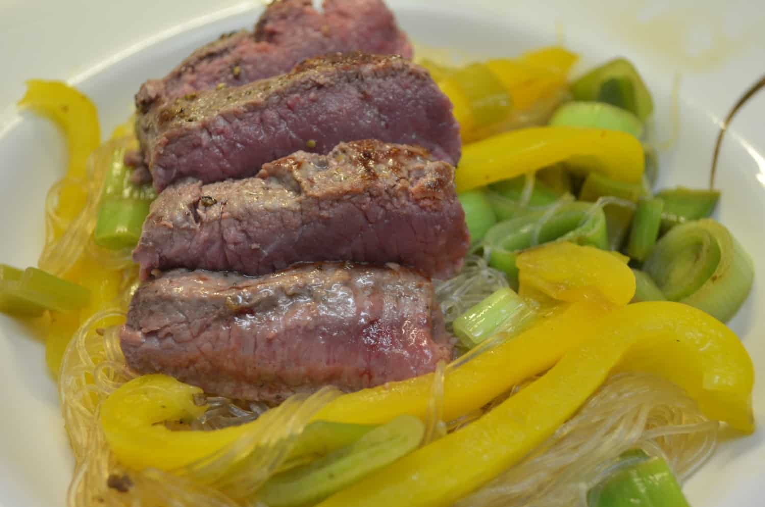 Geschnetzeltes mit Gemüse und Glasnudeln - weight-fighters.com