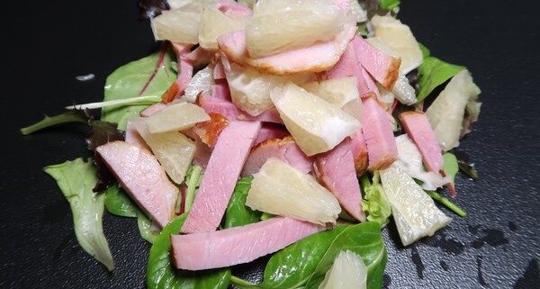 Lauwarmer Rollschinken Pomele Salat