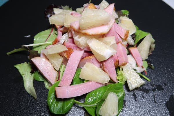 Lauwarmer Rollschinken Pomele Salat