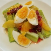 Lauwarmer Lauchsalat mit Orange Ei und Preiselbeeren