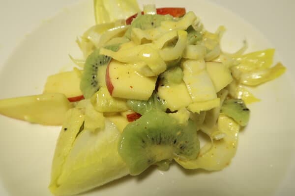 Brüsseler Salat mit Kiwi und Apfel