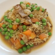 Reis mit Karotten Erbsen und getrockneten Steinpilzen