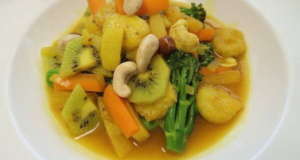 Gemüse und Früchtecurry mit Nüssen
