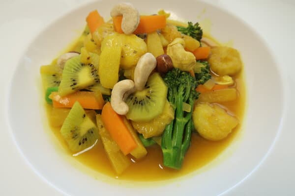 Gemüse und Früchtecurry mit Nüssen