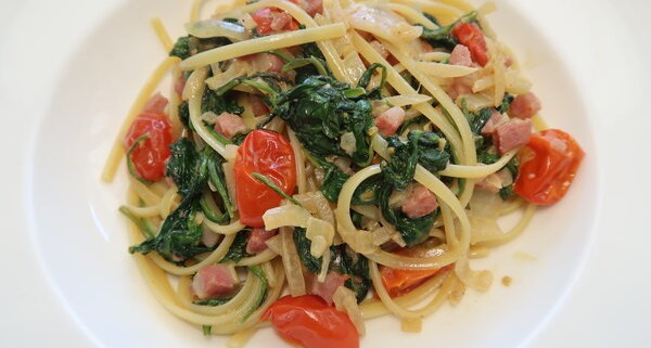 Spaghetti mit Spinat geschmolzenen Tomaten und Speck